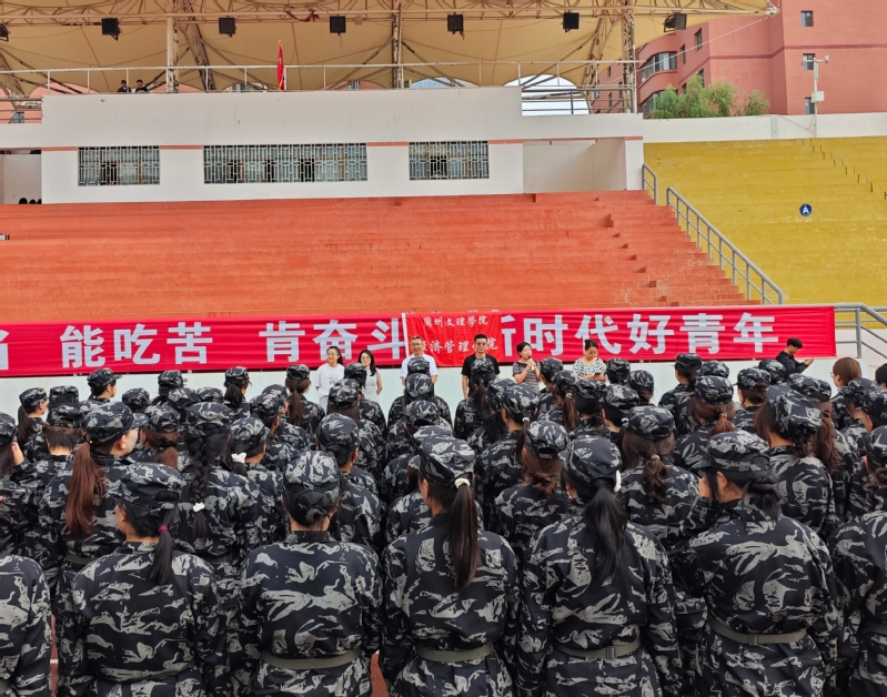 烈日骄阳磨意志，亲...